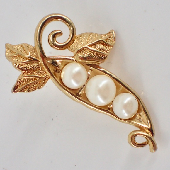 Vintage Textured Gold Tone Faux Pearl Peas In A Pod Fashion Lapel Pin 1.60 Inch - Picture 6 of 6